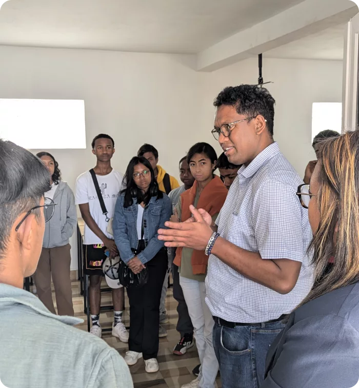 Photo de Dr. Tokimahery RAMAROZAKA avec les élèves de la HEI